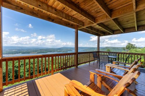 Hoot Owl with a private hot tub in South Pittsburg (TN)