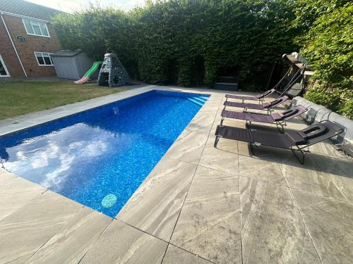 3 Bed heated pool spacious home In Tilehurst gîte à louer Calcot Row