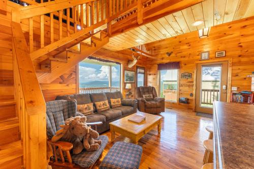 Moose Tracks with beautiful views and a hot tub in South Pittsburg (TN)