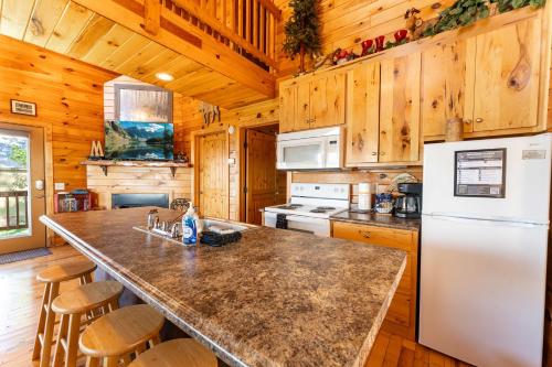 Moose Tracks with beautiful views and a hot tub in South Pittsburg (TN)