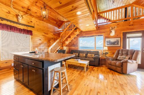 Moose Tracks with beautiful views and a hot tub in South Pittsburg (TN)