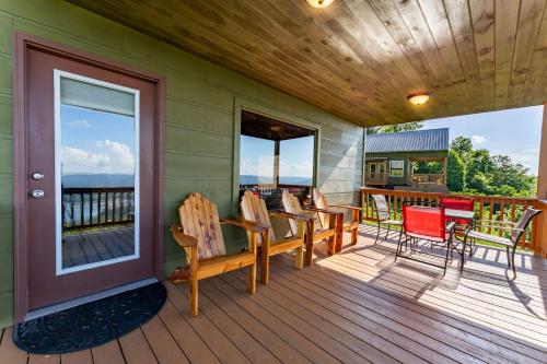 Moose Tracks with beautiful views and a hot tub in South Pittsburg (TN)