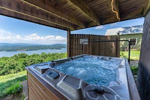 Moose Tracks with beautiful views and a hot tub in South Pittsburg (TN)