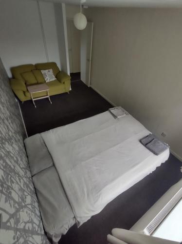 Homestay near a station and park in Rednal