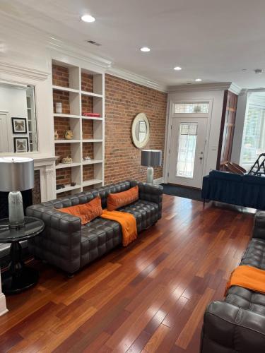 Classy Victorian Brownstone Subway Shopping in Washington, USA