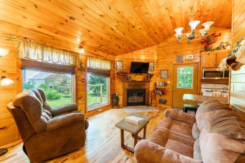 Wildflower Cabin with a private hot tub in South Pittsburg (TN)