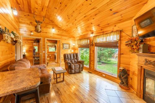 Wildflower Cabin with a private hot tub in South Pittsburg (TN)