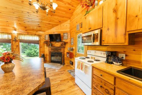 Wildflower Cabin with a private hot tub in South Pittsburg (TN)