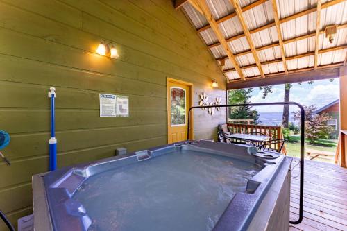 Wildflower Cabin with a private hot tub in South Pittsburg (TN)