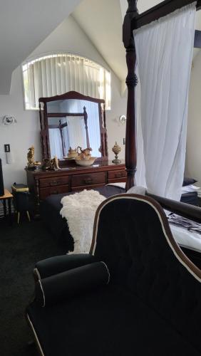 The Luxurious Manor - Very Large Bedroom with Private Ensuite, Auckland (photo 5)