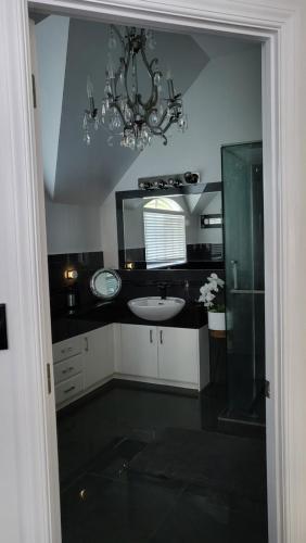 The Luxurious Manor - Very Large Bedroom with Private Ensuite, Auckland (photo 6)