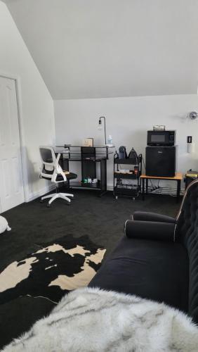 The Luxurious Manor - Very Large Bedroom with Private Ensuite, Auckland (photo 7)