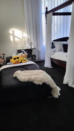 The Luxurious Manor - Very Large Bedroom with Private Ensuite, Auckland (photo 8)