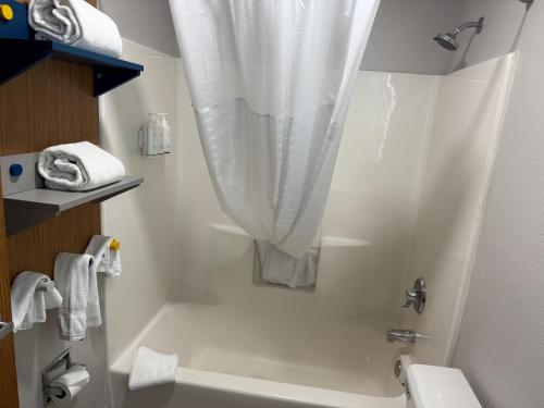 Microtel Inn & Suites by Wyndham Sioux Falls - image 7