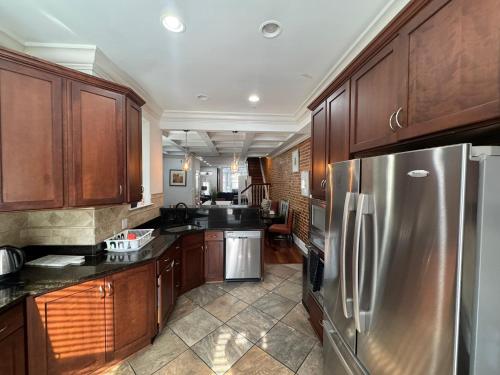 Classy Victorian Brownstone Subway Shopping - image 12