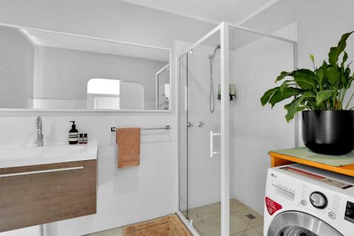 Diggers rest self contained tiny home with wifi in Sunbury