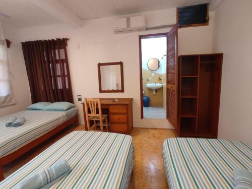 1 double bed, 2 twin beds
