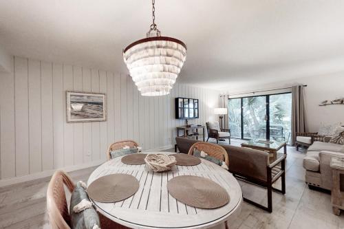2104 Beach Wood