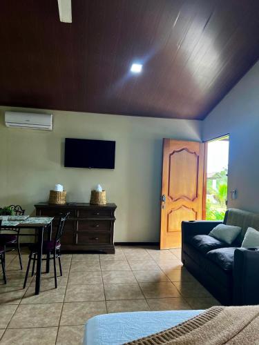 Villa con las mejores vistas al volcán Arenal para 4 huéspedes, Fortuna (Foto 7)