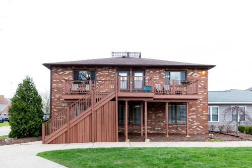 Side-by-Side Family Apartments - Sleeps 15 Total in Huron