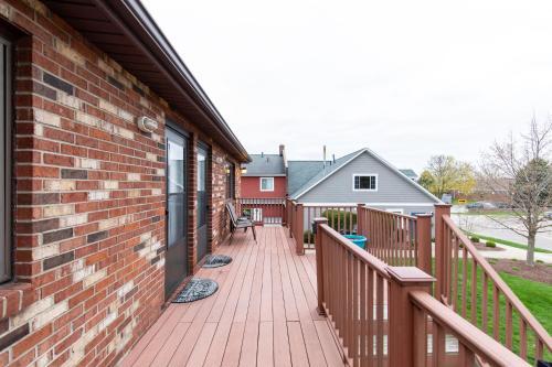 Side-by-Side Family Apartments - Sleeps 15 Total in Huron