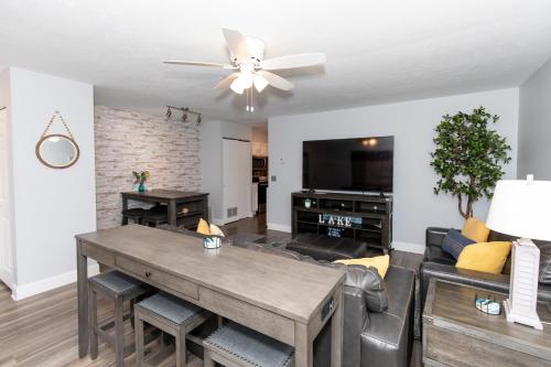 Side-by-Side Family Apartments - Sleeps 15 Total in Huron
