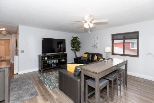 Side-by-Side Family Apartments - Sleeps 15 Total in Huron