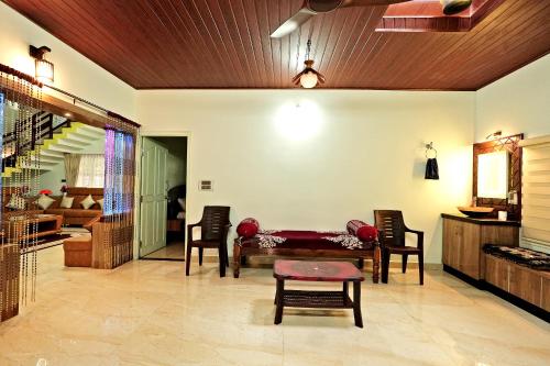 Hoovinamane Homestay - 5BH, Full Villa, Home Food, Estate in Agani