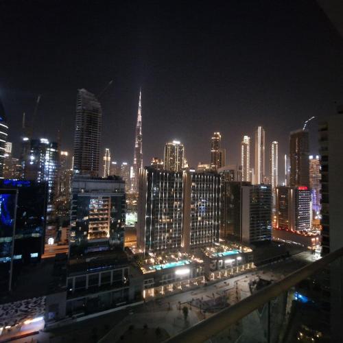 Cozy 2bedroom with Full Burj Khalifa in Business Bay, Downtown with Crib and high chair, Dubaj