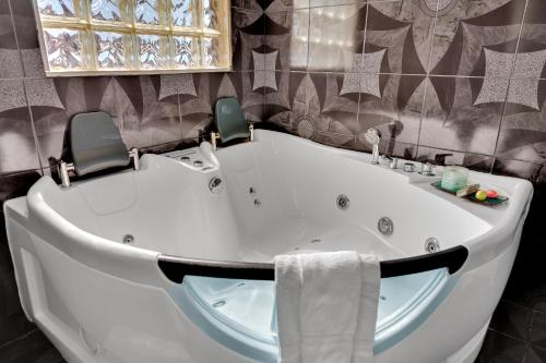 Villa Juan BR Private Entry Pool Spa BBQ Free Parking, Las Vegas (photo 4)