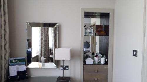 Crown & Mitre Hotel - image 12