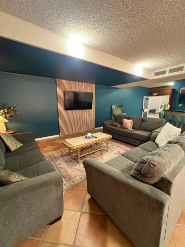 Shared lounge/TV area, Sails Motel Geraldton in Geraldton