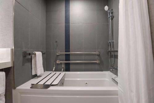 2 Queen Beds, Mobility and Hearing Accessible