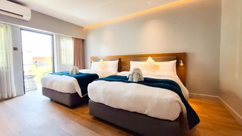 2 double beds
