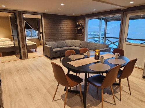 3 bedrooms, 5 beds