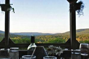 Chanterelle Inn & Cottages featuring Restaurant 100 KM