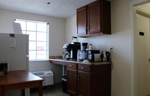 Carom Inn a Travelodge by Wyndham Denham Springs-Baton Rouge