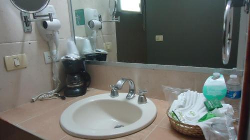 Santo Domingo Express Hotel Hotel Santo Domingo Express is perfectly located for both business and leisure guests in Villahermosa. The hotel offers a wide range of amenities and perks to ensure you have a great time. To be found