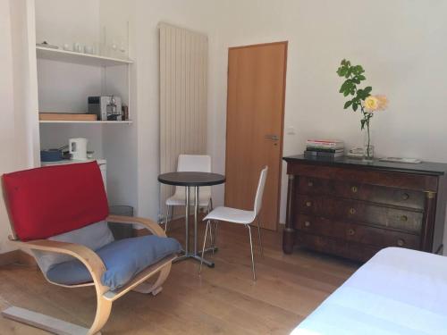 chambre avec SDB privative et vue sur jardin in Су