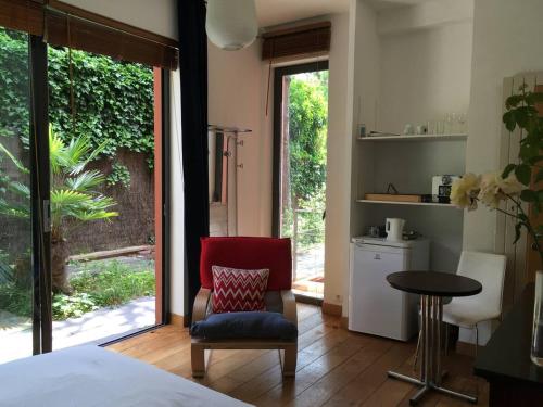 chambre avec SDB privative et vue sur jardin in Су