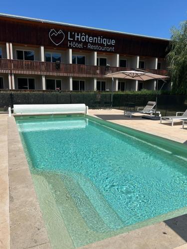 Úszómedence, L'Hôtentique (L'Hotentique) in Turriers