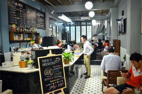 Goodfellas Thong lo Hostel #Check in time needed# - 레스토랑