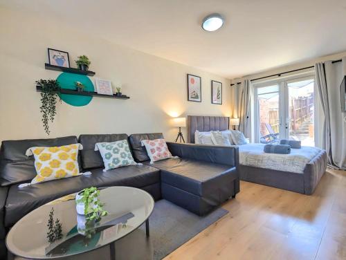Stylish 4-bed, 3-bath Townhouse With Free Parking