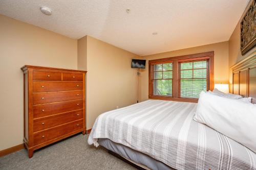 B105 One Bedroom Lake View - Tap to explore photos