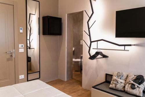 Standard Double Room image 10