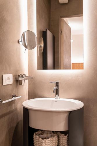 Standard Double Room image 9