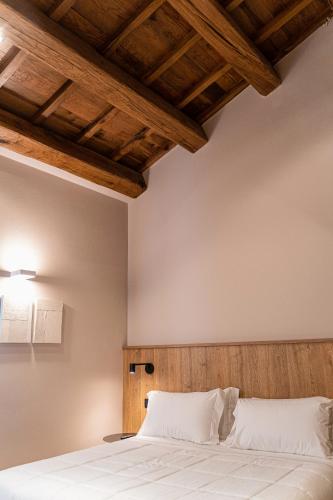 Standard Double Room image 6