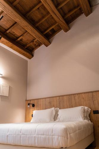 Standard Double Room image 4