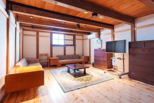 Rumah 200 m² dengan 8 kamar tidur dan 1 kamar mandi pribadi di Nan'yo (つるのこ縁屋) in Nanyo