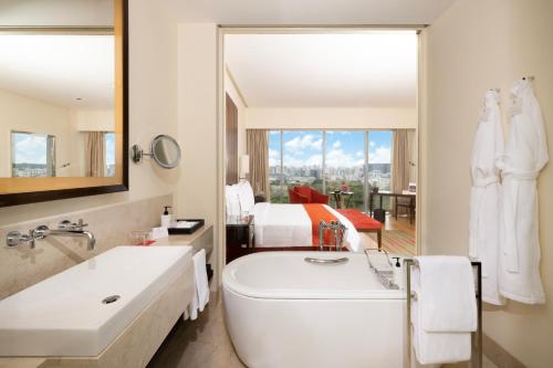 room detail thumbnail 2